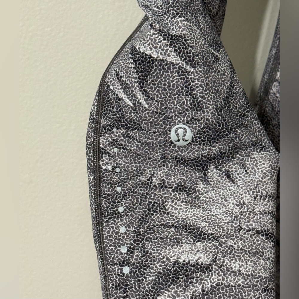 High-Rise Tropical Fern Print Lululemon Gray Crop Leggings Size 4 - Picture 6 of 12